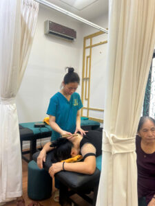 Trải Nghiệm Ôn Ấm Cơ Thể Với Liệu Pháp Xông Chân, Cứu Ngải Điểm Đau 