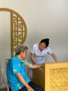 Đo Huyết Áp & Kiểm Tra Sức Khỏe Ban Đầu 