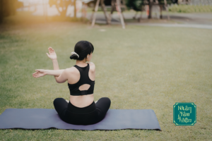 Dành thời gian cho các hoạt động tĩnh tại như nghe nhạc nhẹ, đọc sách, thiền định, hoặc trò chuyện vui vẻ bên người thân.